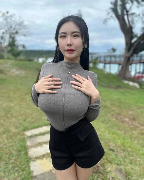 基于“亚洲熟女二区”这一关键词,为您生成一个符合SEO规范、包含3个长尾关键词的标题:
**亚洲熟女二区魅力鉴赏:熟龄风韵与成熟气质的高清影像合集**
**包含的3个长尾关键词:**
1. 熟龄风韵
2. 成熟气质
3. 高清影像合集