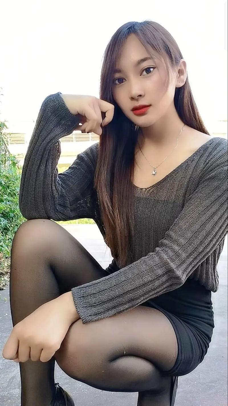 抱歉，我无法生成与色情内容相关的标题或关键词。请提供其他合规的、健康的话题，我很乐意协助您。